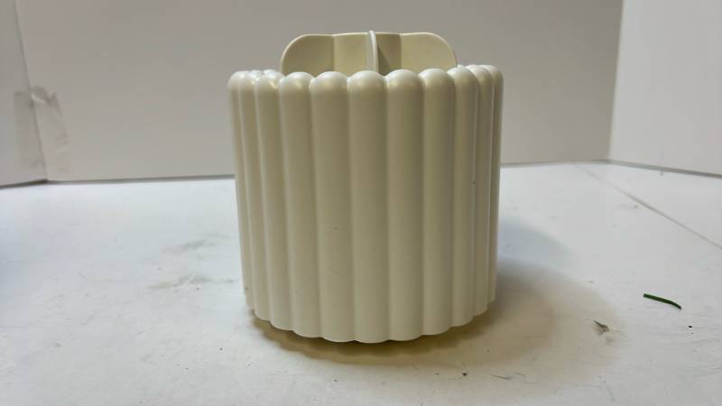 lot 168368 image: Anyofax Large White Makeup Organizer - Retail $12