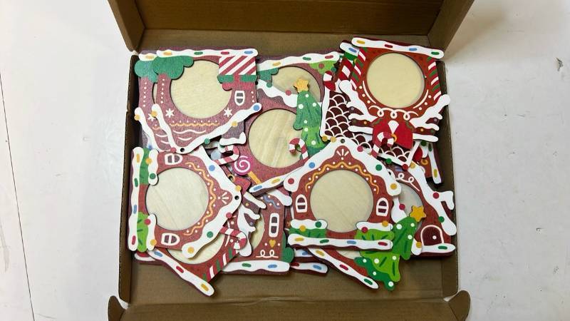 lot 68392 image: Gingerbread House Picture Frame Holiday Ornaments - Retail $18