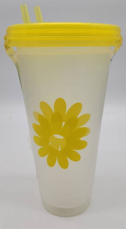 lot 69201 image: Yellow Daisy Color Changing Cup with Lid and Straws, 2 Pack - Retail $12