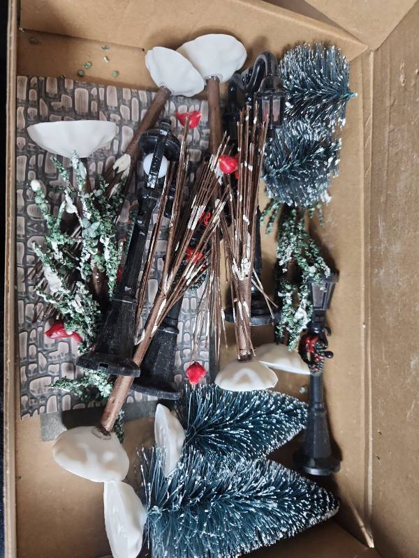 lot 69362 image: Christmas Lamp Post Decoration with Snow and Greenery - Retail $15