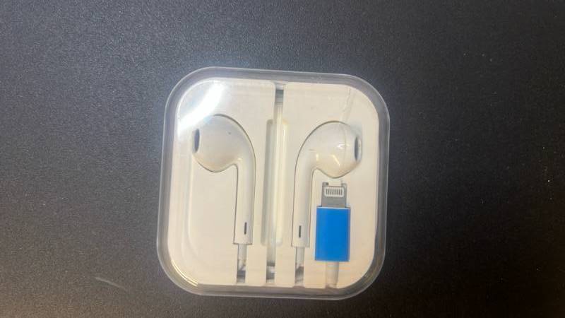 lot 70200 image: Apple Lightning EarPods Original Storage Case - Retail $5