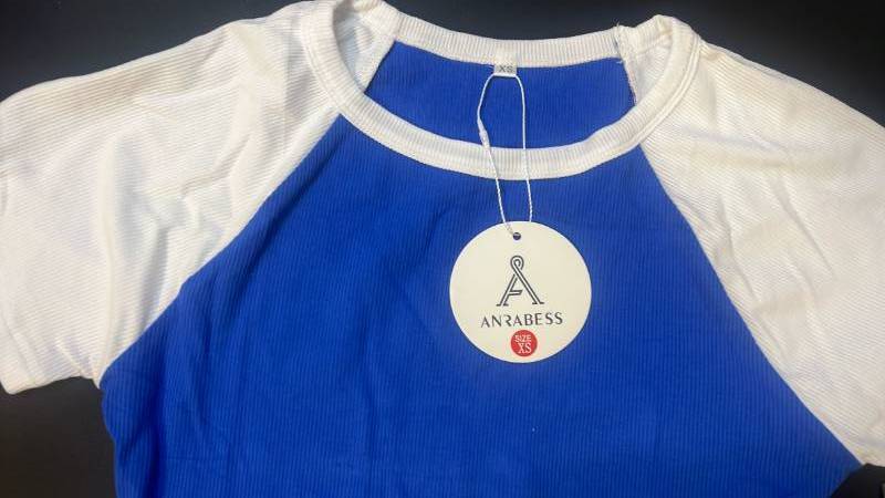 lot 70201 image: Anrabess  Blue and White Ribbed Top - Retail $25