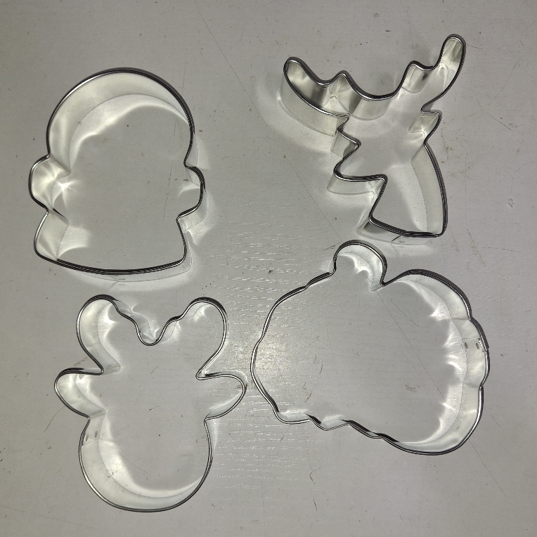 lot 45131 image: 4 HALLOWEEN COOKIE CUTTERS 4 EVERYDAY