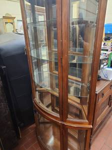 lot 25524 image: Pulaski Furniture Corporation Curio Cabinet w Glass Doors