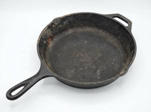 lot 25558 image: Cast Iron Skillet Frying Pan
