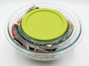 lot 25575 image: Pyrex Glass Mixing Bowl Set with Green Lid