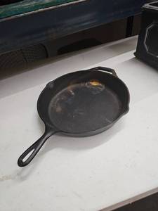 lot 62852 image: Lodge Cast Iron Skillet 10SK