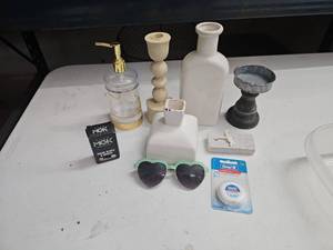 lot 62854 image: Small tote of Miscellaneous Items
