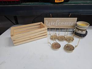 lot 62855 image: Miscellaneous Home Decorations
