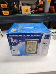 lot 62880 image: La Crosse Technology WS-1611U-IT Weather Center