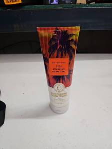 lot 62937 image: Bath & Body Works Fiji Sunshine Guava-Tini Body Wash