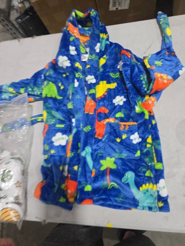 lot 2695 image: LAN KM Boys Girls Fleece Pack of 2 Gift Pack Kits Robes 5-6