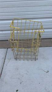 lot 613 image: Wire baskets