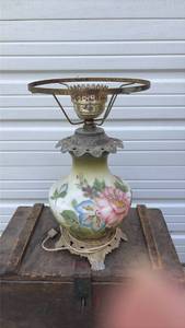 lot 616 image: Vintage floral lamp