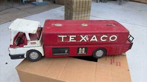 lot 630 image: Texaco Tanker Truck Toy Model Red White Cab