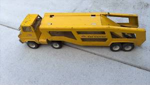 lot 632 image: Tonka Car Carrier Yellow Toy Truck with Cab and Trailer