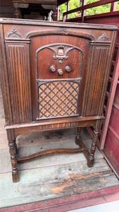 Radiola Console Radio Cabinet with Tube Electronics