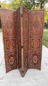 lot 654 image: Four-Panel Folding Room Divider Screen with Decorative Inlay