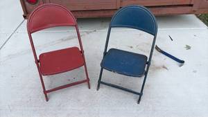 lot 655 image: Folding Chairs Red and Blue 2-Pack