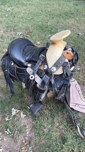 lot 667 image: Western Saddle with Black Leather Tack and Accessories