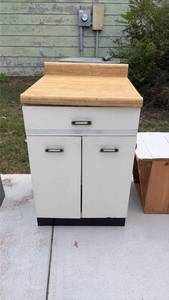 lot 670 image: Metal Kitchen Cabinet with Wood Countertop 1 Drawer 2 Door