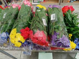 lot 79103 image: 10 Bunddles of Homsunny Artificial Flowers UV Resistant 6 Flower Bundle Set