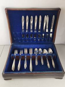 lot 88 image: Vintage Wm. Rogers Reinforced Plate Silverplate Flatware Set w Wooden Case