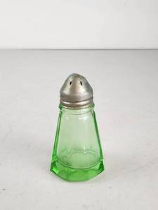 lot 89 image: Depression Era Uranium Glass Salt Shaker