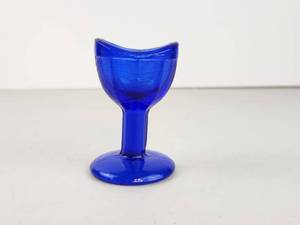 lot 112 image: Vintage Cobalt Blue Glass Eye Wash Cup