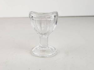 lot 113 image: Vintage Clear Glass Eye Wash Cup