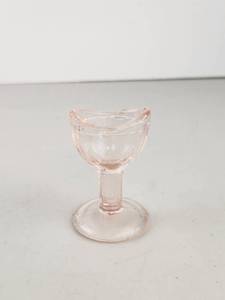 lot 114 image: Vintage Pink Depression Glass Eye Wash Cup