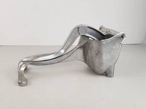 lot 140 image: Vintage Wear-Ever Tacuco Cast Aluminum Hand Press Citrus Juicer