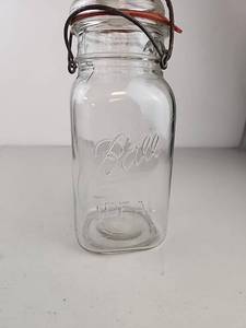 lot 174 image: Vintage Ball Ideal Square Clear Quart Glass Jar