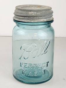 lot 179 image: Vintage Ball Blue Perfect Mason Pint Jar