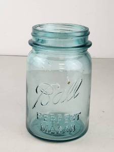 lot 180 image: Vintage Ball Blue Perfect Mason Pint Jar