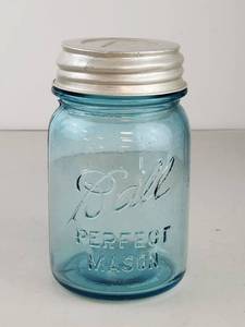 lot 182 image: Vintage Ball Blue Perfect Mason Pint Jar