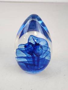 lot 193 image: Vintage Glass Eye Studio Hand Blown Blue Swirl Glass Paperweight