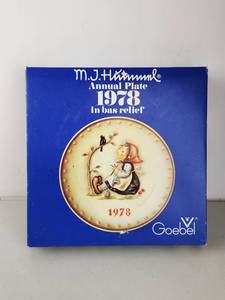 lot 198 image: Hummel 1978 Annual Plate 7.5 Bas Relief Germany w Box
