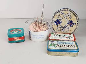 lot 214 image: Vintage Sewing Notions Lot