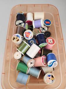 lot 218 image: Vintage Sewing Thread Spool Lot