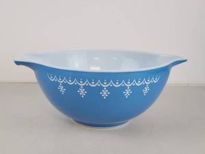 Pyrex 1.5 Qt Covered Casserole Dish Blue Snowflake 1.5L