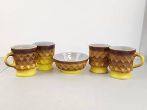 lot 24 image: Anchor Hocking Fire King 5 Piece Tableware Set Diamond Pattern Yellow Brown