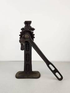 lot 31 image: Cast Iron Auto Screw Jack