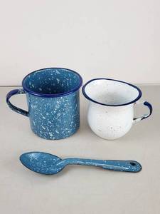 lot 316 image: Speckled Enamel Mug Set with Spoon 2 Mugs 1 Spoon