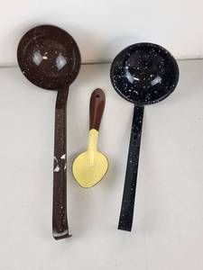 lot 318 image: 3 Piece Speckled Kitchen Utensil Set Ladles Spoon Yellow Brown Black