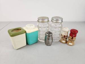 lot 324 image: Vintage Salt Pepper Shaker Lot 7 Piece Kitchen Collectible Mix
