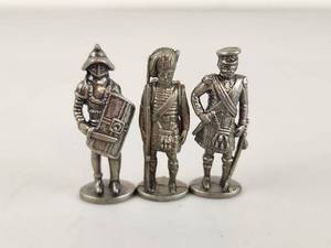 lot 330 image: Set of 3 Metal Soldier Figurines on Round Bases