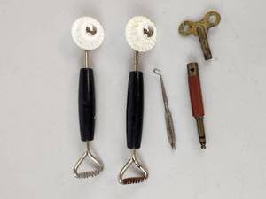 lot 347 image: Vintage Lot - 2 Pastry Cutters, Button Hook, Jack Plug & Clock Key