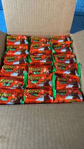 lot 2082 image: Lot of 100 Reese��s Peanut Butter Trees.
