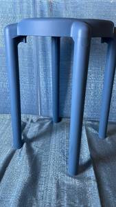 lot 2123 image: Room Essentials Accent Table 18 in H x 15.35 in dia. Blue